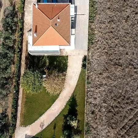 μodern With Big Garden Apartment Epanomi